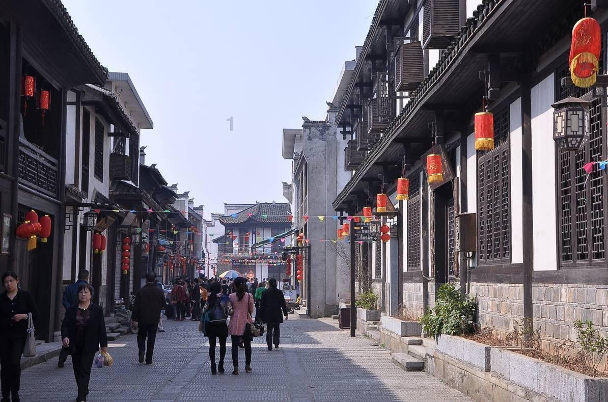 一场大雨冲现关羽墓，看到墓中头颅后，民众痛哭：拜错关羽数千年